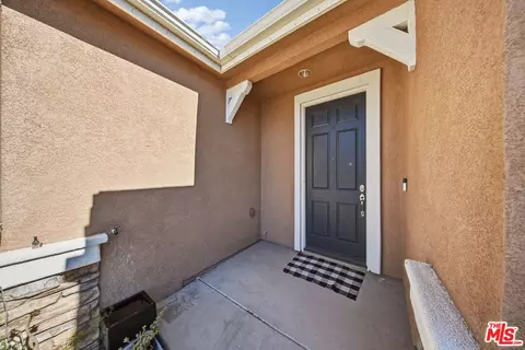 Exterior - 28016 Eddie Ln, Santa Clarita, CA 91350 photo 4 of 8