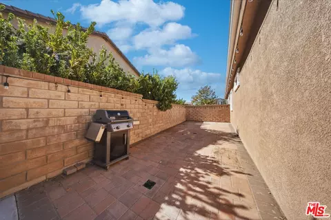 Exterior - 28016 Eddie Ln, Santa Clarita, CA 91350 photo 7 of 8