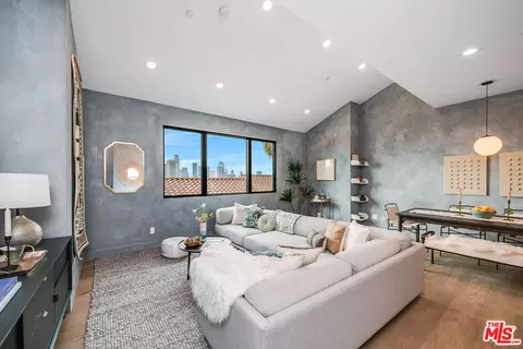 1055 W Mayflower Ct, Los Angeles, CA 90026