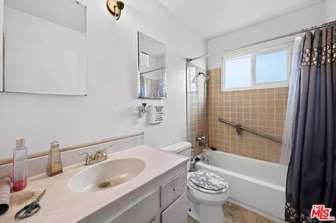 Bath - 1219 Griffin Dr, Vallejo, CA 94589 photo 1 of 1