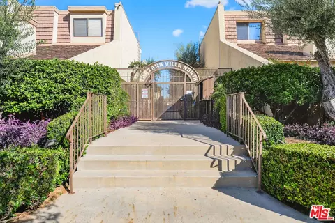 18419 Collins St #A, Tarzana, CA 91356