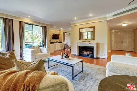 4752 Park Encino Ln #212, Encino, CA 91436