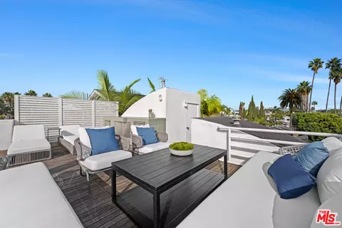 Exterior - 2332 Ocean Ave, Venice, CA 90291 photo 5 of 12