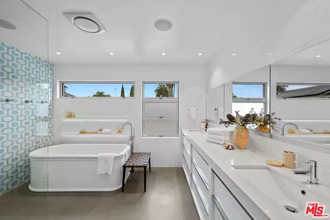 Bath - 2332 Ocean Ave, Venice, CA 90291 photo 2 of 4