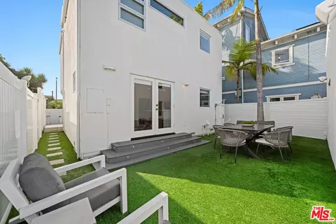 Exterior - 2332 Ocean Ave, Venice, CA 90291 photo 12 of 12