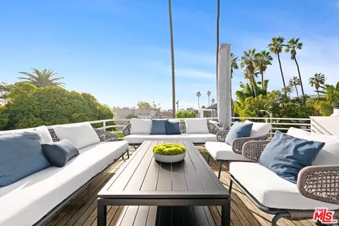 Exterior - 2332 Ocean Ave, Venice, CA 90291 photo 8 of 12