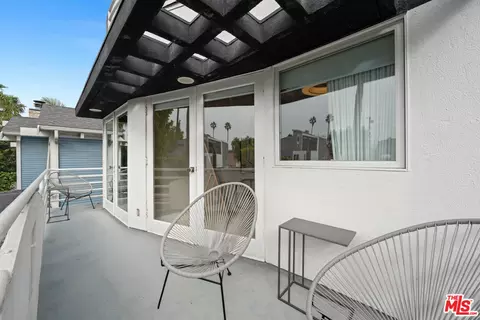Exterior - 2332 Ocean Ave, Venice, CA 90291 photo 4 of 12