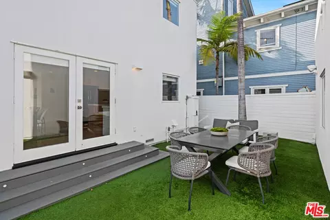 Exterior - 2332 Ocean Ave, Venice, CA 90291 photo 11 of 12