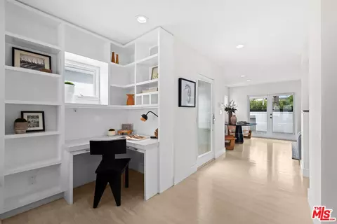 Entry Way - 2332 Ocean Ave, Venice, CA 90291 photo 3 of 6