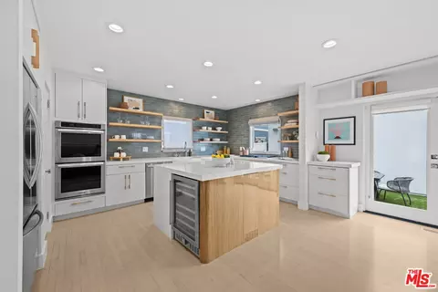 Kitchen - 2332 Ocean Ave, Venice, CA 90291 photo 5 of 6