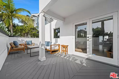 Exterior - 2332 Ocean Ave, Venice, CA 90291 photo 2 of 12