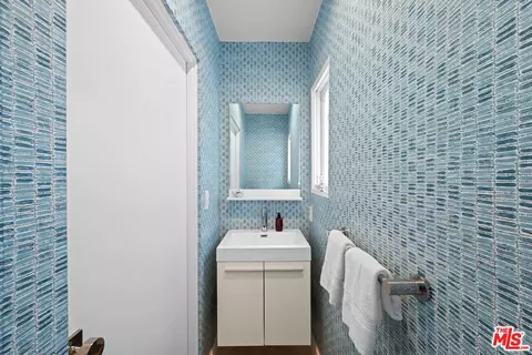 Bath - 2332 Ocean Ave, Venice, CA 90291 photo 1 of 4