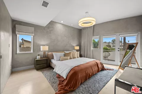 Bedroom - 2332 Ocean Ave, Venice, CA 90291 photo 1 of 6