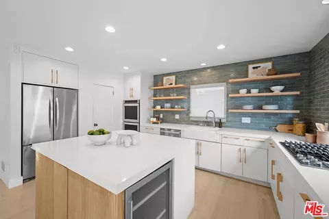 Kitchen - 2332 Ocean Ave, Venice, CA 90291 photo 4 of 6