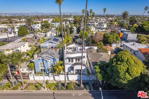 View/Area - 2332 Ocean Ave, Venice, CA 90291 photo 4 of 5