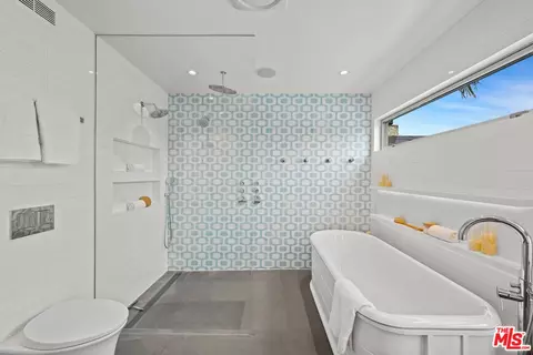 Bath - 2332 Ocean Ave, Venice, CA 90291 photo 3 of 4