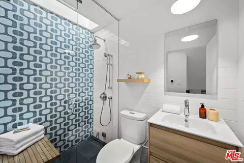 Bath - 2332 Ocean Ave, Venice, CA 90291 photo 4 of 4