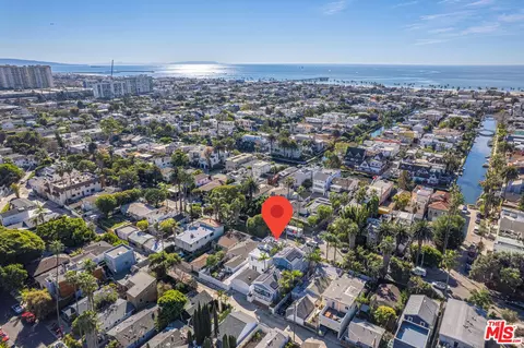 View/Area - 2332 Ocean Ave, Venice, CA 90291 photo 2 of 5