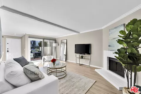 5800 Owensmouth Ave #40, Woodland Hills, CA 91367