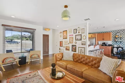 Living - 55840 Free Gold Dr, Yucca Valley, CA 92284 photo 3 of 4