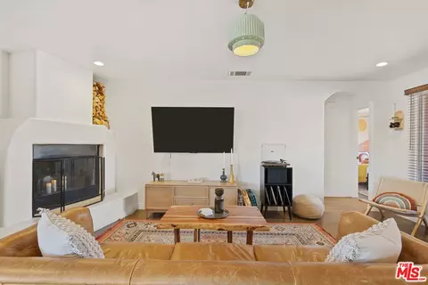 Living - 55840 Free Gold Dr, Yucca Valley, CA 92284 photo 2 of 4