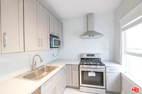 Kitchen - 328 W 8th St, Long Beach, CA 90813 photo 3 of 4