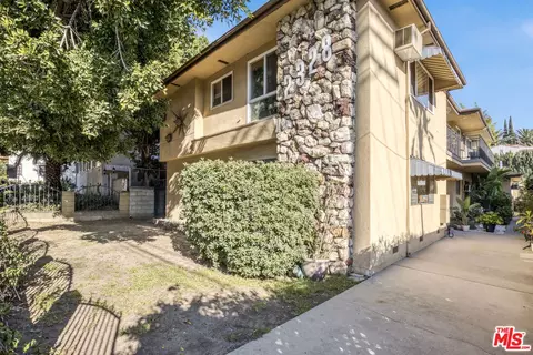 2328 N Beachwood Dr, Los Angeles, CA 90068