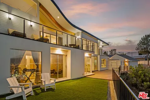 3631 Sunswept Dr, Studio City, CA 91604