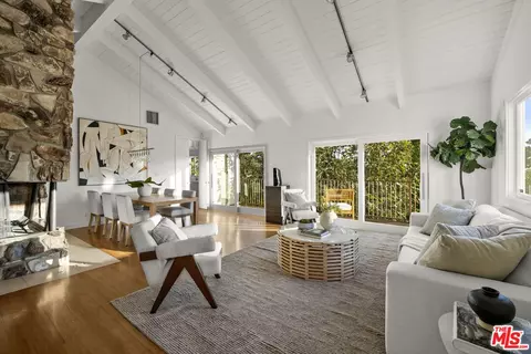 2745 La Cuesta Dr, Los Angeles, CA 90046