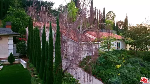 11282 Dona Lola Dr, Studio City, CA 91604