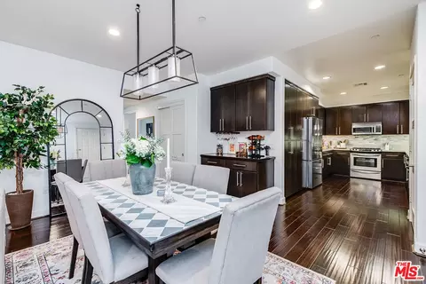 10878 Bloomfield St #211, Toluca Lake, CA 91602