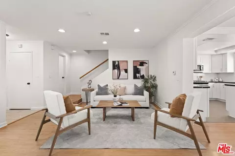 18550 Hatteras St #14, Tarzana, CA 91356