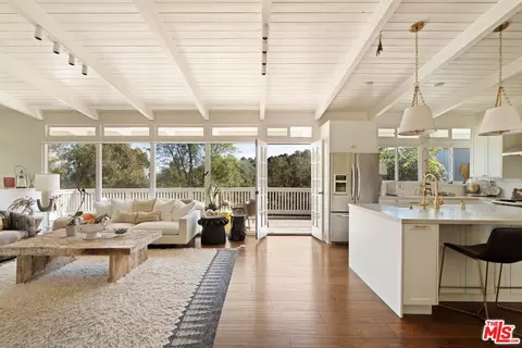 15075 Rayneta Dr, Sherman Oaks, CA 91403