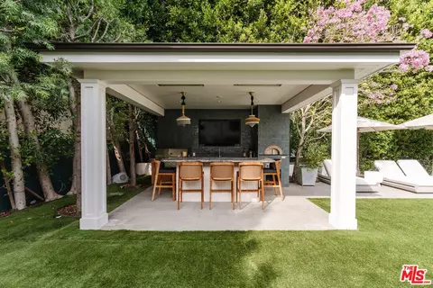 957 Corsica Dr, Pacific Palisades, CA 90272