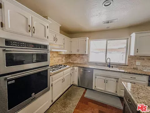 Kitchen - 7200 Clifftop Way, Bakersfield, CA 93306 photo 4 of 5