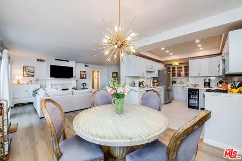 10707 Camarillo St #108, Toluca Lake, CA 91602