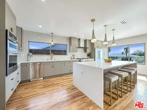 5810 S Halm Ave, Los Angeles, CA 90056