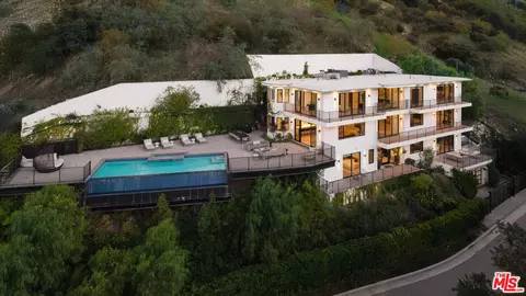 3820 Knobhill Dr, Sherman Oaks, CA 91423
