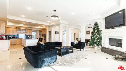 Living - 8321 Overview Ct, Yucaipa, CA 92399 photo 2 of 3