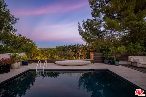 8704 Hollywood Hills Rd, Los Angeles, CA 90046
