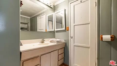 Bath - 23876 Crest Forest Dr, Crestline, CA 92325 photo 2 of 5