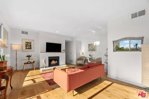11535 Rochester Ave #302, Los Angeles, CA 90025