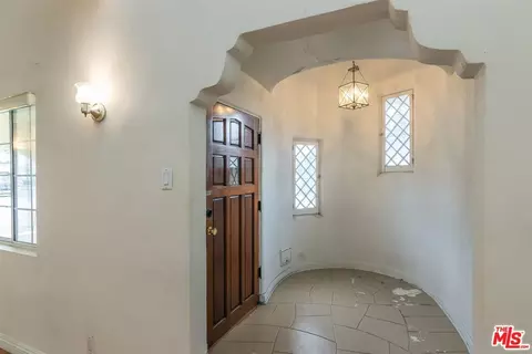 Entry Way - 1025 E Garfield Ave, Glendale, CA 91205 photo 1 of 1