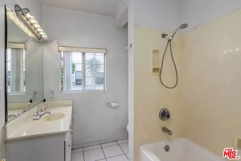Bath - 1025 E Garfield Ave, Glendale, CA 91205 photo 1 of 1