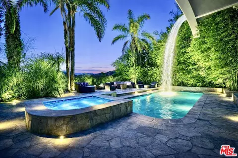 7218 Mulholland Dr, Los Angeles, CA 90068