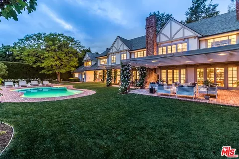 807 N Crescent Dr, Beverly Hills, CA 90210