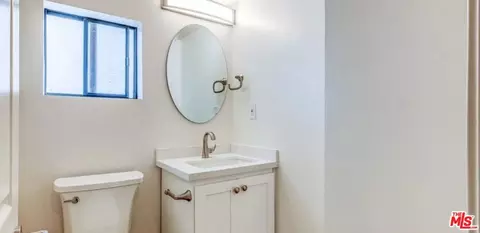 Bath - 615 Sunset Ave, Venice, CA 90291 photo 1 of 1