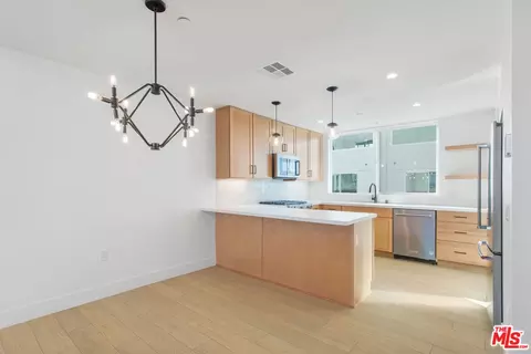 11224 W Victory Blvd, North Hollywood, CA 91606