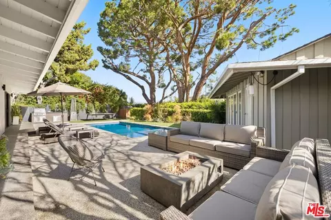 11401 Dona Evita Dr, Studio City, CA 91604