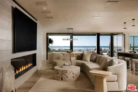 Living - 3000 Sandy Ln, Del Mar, CA 92014 photo 2 of 2